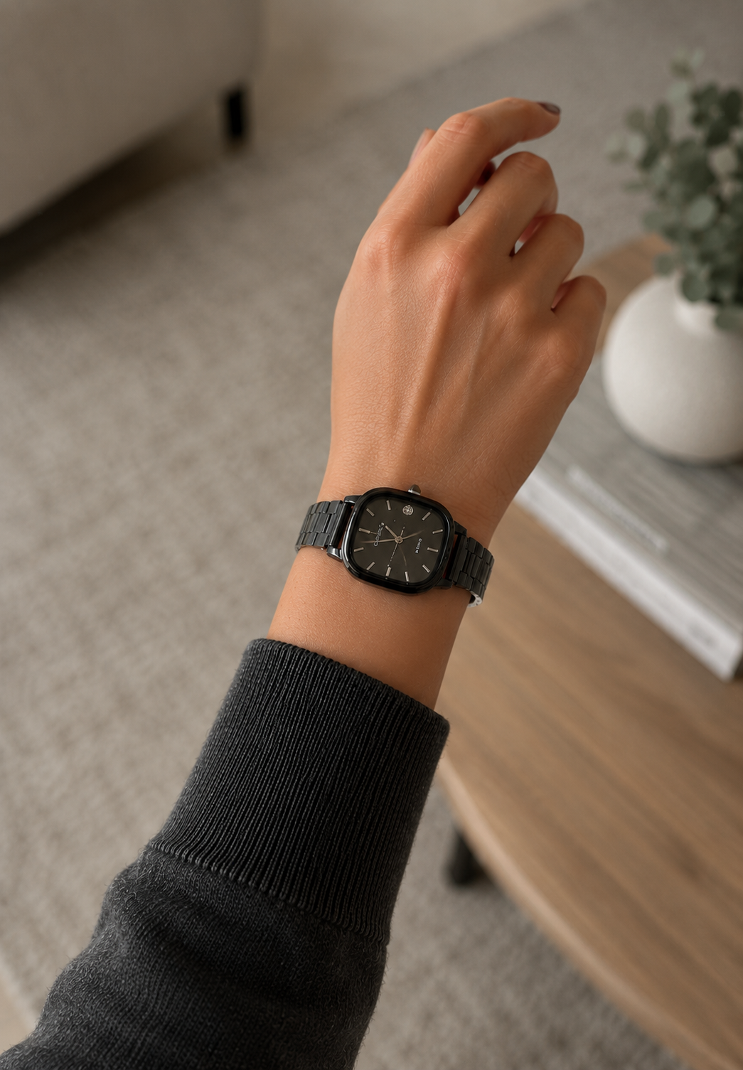 Montre Femme Casio Quartz Noire – Cadran Carré Élégant avec Bracelet Métallique Noir et Détails Argentés