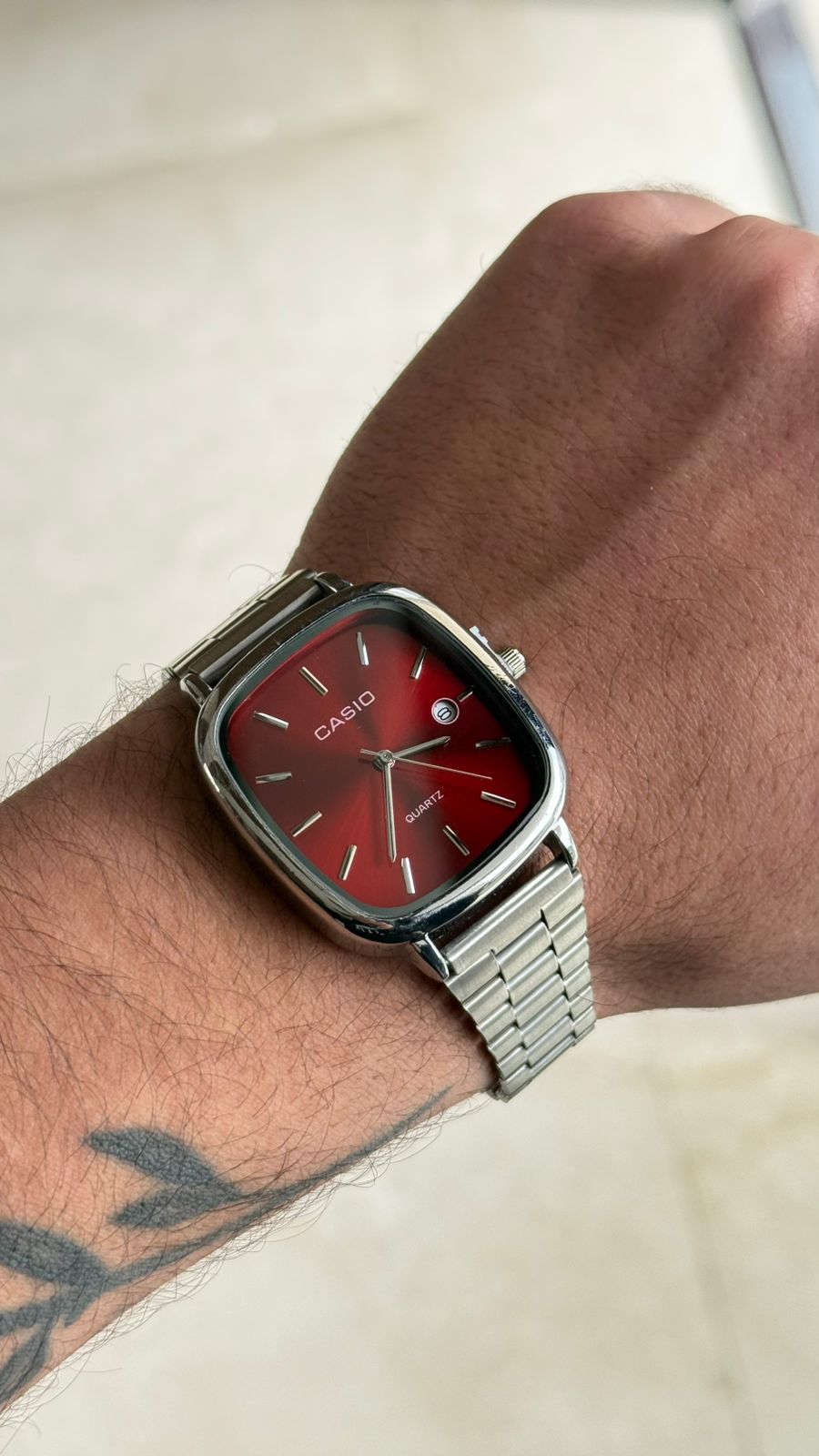 Montre Homme Casio Moderne au Cadran Rouge
