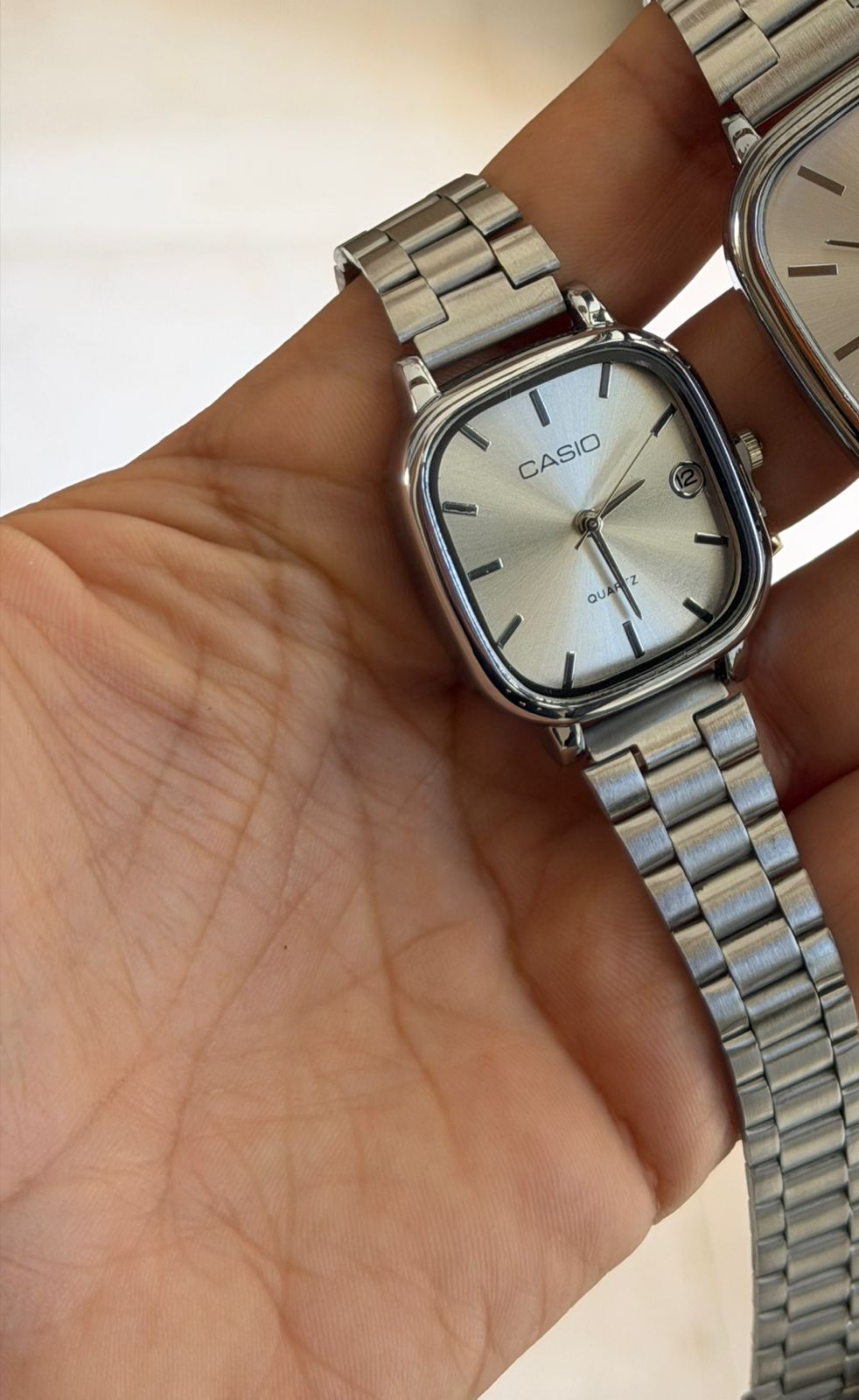Montre Femme Casio Quartz Argentée – Cadran Carré Élégant avec Date, Bracelet Métallique Chic