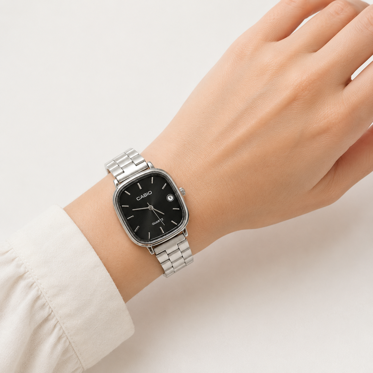 Montre Femme Casio Quartz Argentée – Cadran Noir Élégant avec Bracelet Métallique et Détails Argentés