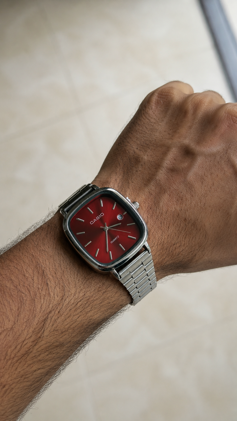 Montre Homme Casio Moderne au Cadran Rouge
