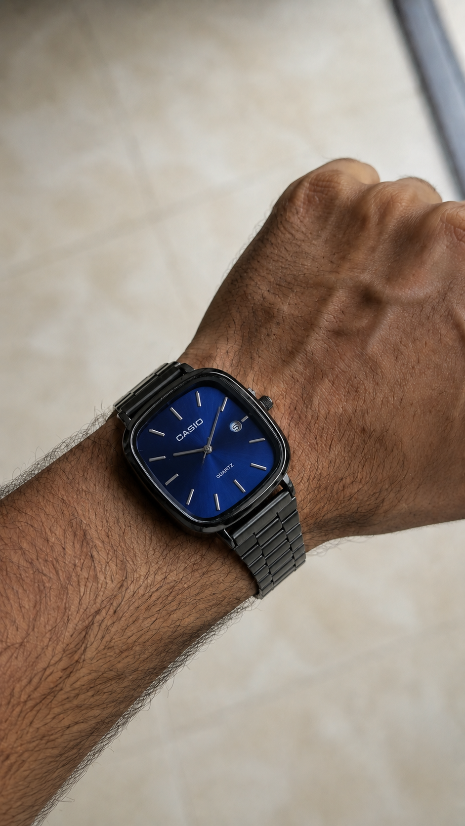 Montre Casio Quartz Noire – Cadran Carré Élégant avec Bracelet Métallique Noir et Détails blue