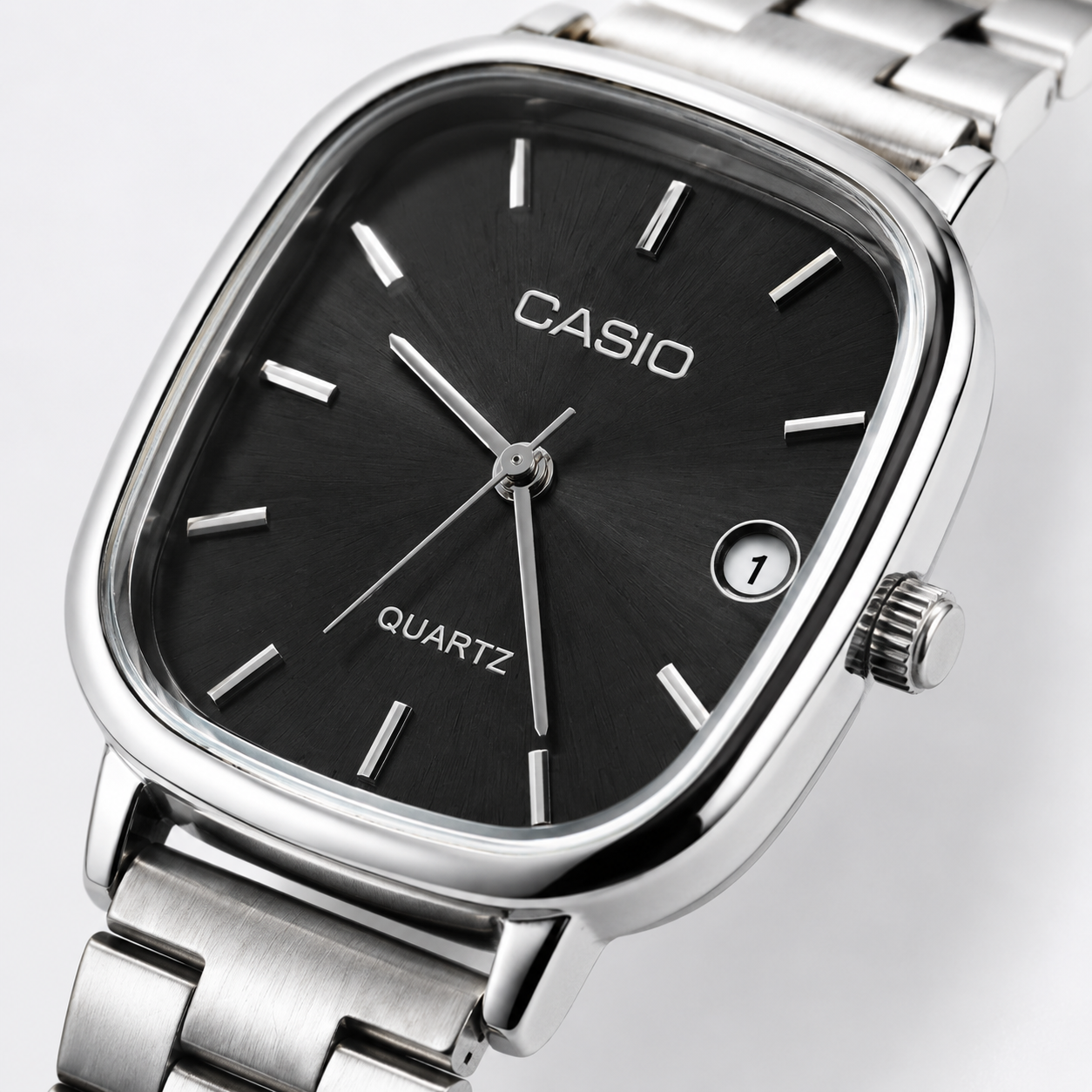 Montre Femme Casio Quartz Argentée – Cadran Noir Élégant avec Bracelet Métallique et Détails Argentés